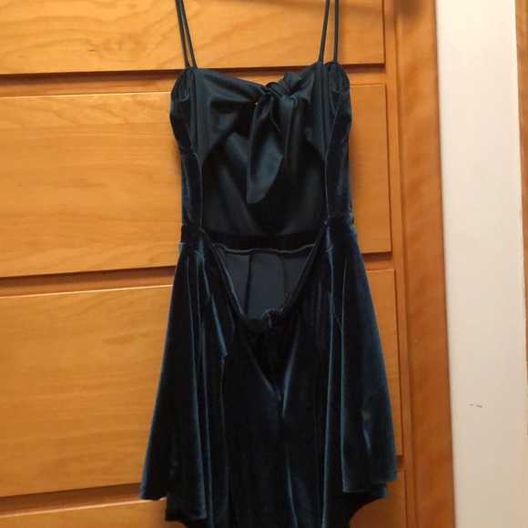 Velvet green open back short dress - Picture 2 of 3